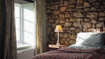 5 habitaciones, escritorio y tabla de planchar con plancha