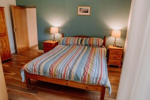 2 soverom, skrivebord, strykejern/-brett og reiseseng for barn