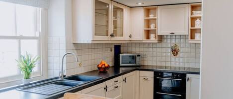 Frigorífico, microondas, horno y placa de cocina