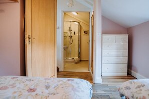 6 bedrooms, desk, iron/ironing board, travel cot