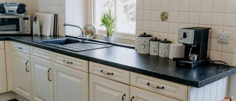 ثلاجة، ميكروويف، فرن، موقد طهي مسطح