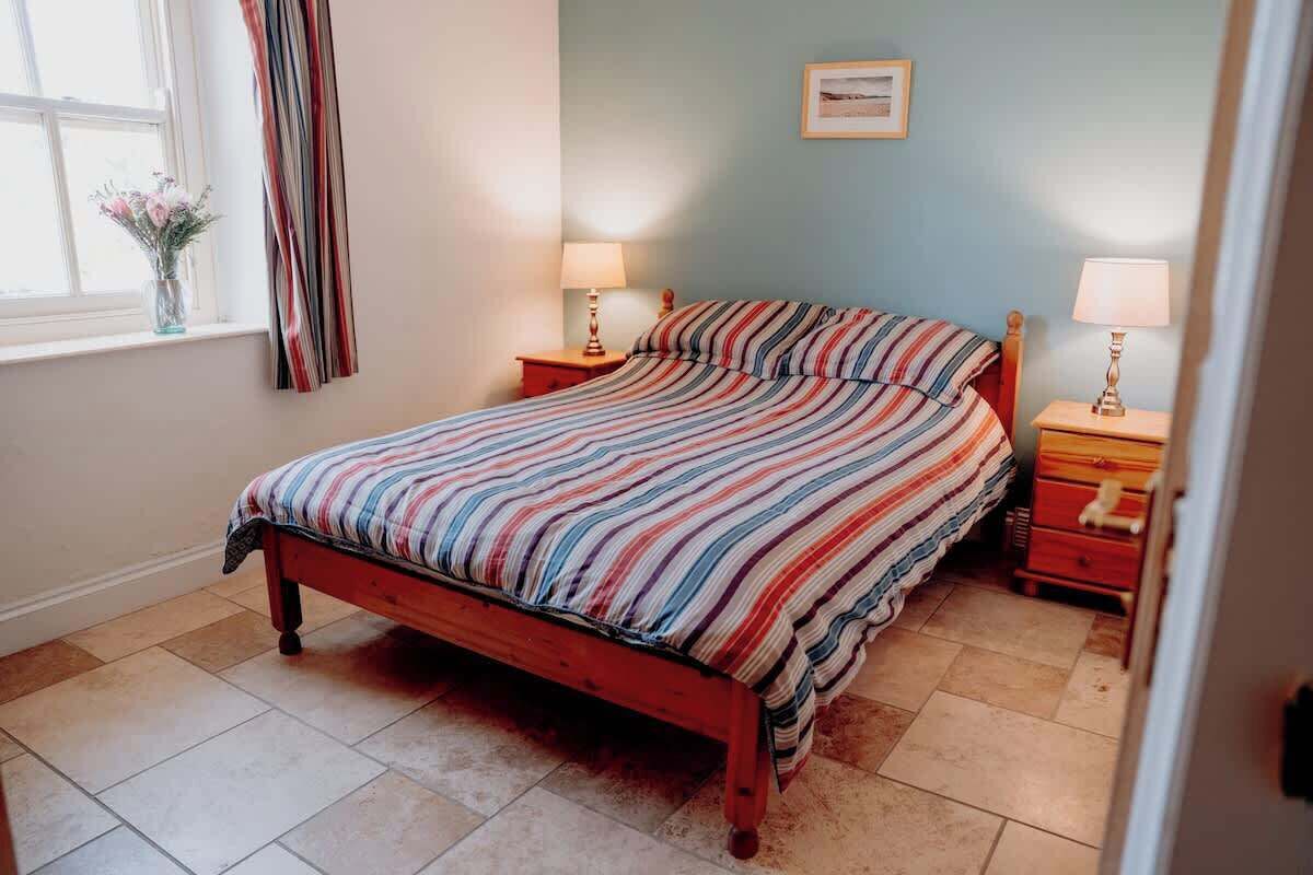 6 chambres, bureau, fer et planche à repasser, lit parapluie