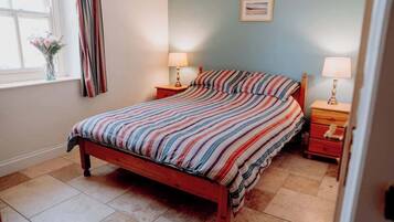 6 bedrooms, desk, iron/ironing board, travel cot