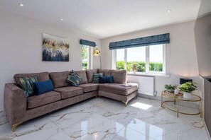 TV - Luxe Escape: Hot Tub, Games Room and 10 min to Sea (Tregaian)