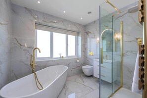 Shower, hair dryer - Luxe Escape: Hot Tub, Games Room and 10 min to Sea (Tregaian)