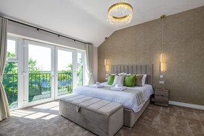 6 slaapkamers, een bureau, een strijkplank/strijkijzer, wifi