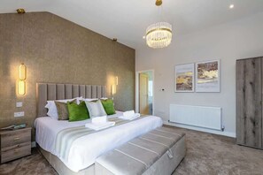 6 bedrooms, iron/ironing board, WiFi, bed sheets - Luxe Escape: Hot Tub, Games Room and 10 min to Sea (Tregaian)