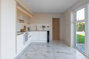 Fridge, oven, stovetop, dishwasher - Luxe Escape: Hot Tub, Games Room and 10 min to Sea (Tregaian)