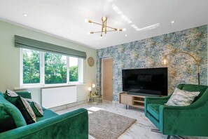 TV, offices - Luxe Escape: Hot Tub, Games Room and 10 min to Sea (Tregaian)