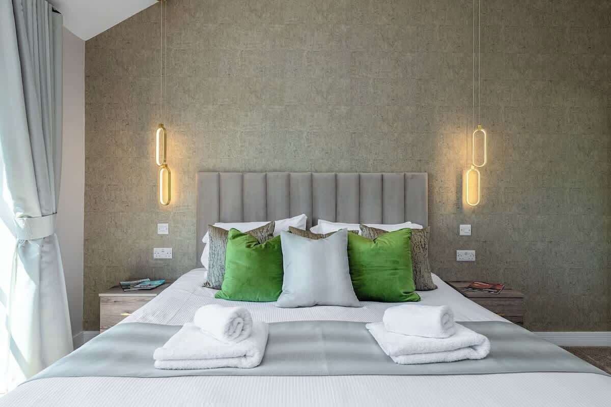 6 bedrooms, desk, iron/ironing board, WiFi