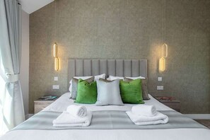 6 bedrooms, desk, iron/ironing board, WiFi - Luxe Escape: Hot Tub, Games Room and 10 min to Sea (Tregaian)