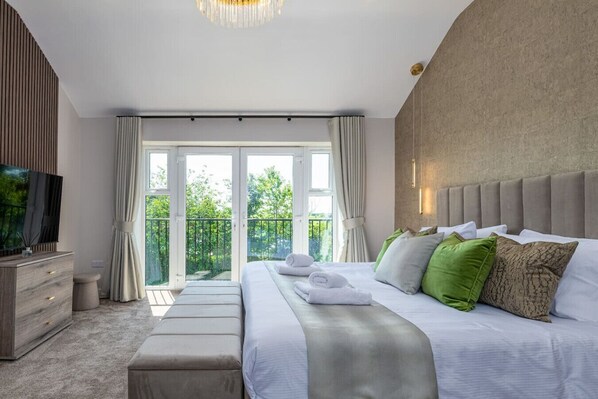 6 bedrooms, desk, iron/ironing board, WiFi