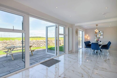 Luxe Escape: Hot Tub, Games Room and 10 min to Sea