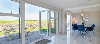 Luxe Escape: Hot Tub, Games Room and 10 min to Sea