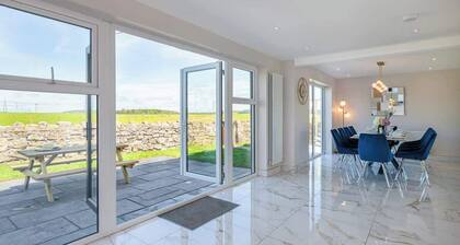 Luxe Escape: Hot Tub, Games Room and 10 min to Sea