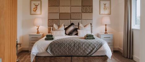 8 habitaciones, escritorio y tabla de planchar con plancha