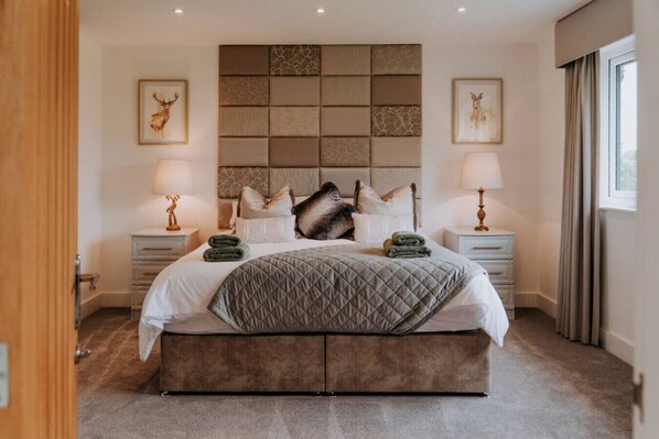 8 bedrooms, desk, iron/ironing board, travel cot