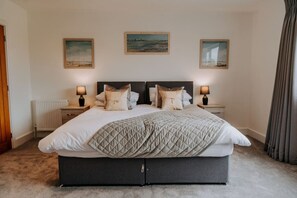 8 dormitorios, escritorio, tabla de planchar con plancha y cuna de viaje