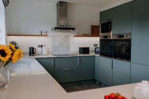 雪櫃、微波爐、焗爐、爐具