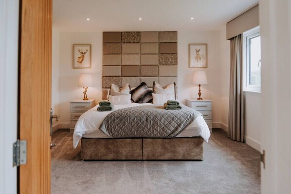 8 slaapkamers, een bureau, een strijkplank/strijkijzer, reisbedje