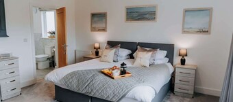 A Spacious Countryside Retreat for up to 16 Guests