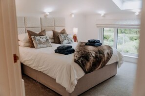 2 sovrum, skrivbord, strykjärn/strykbräda och resesäng