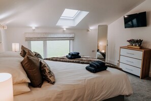 2 bedrooms, desk, iron/ironing board, travel cot