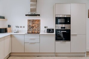 Kylskåp, mikrovågsugn, ugn och spishäll