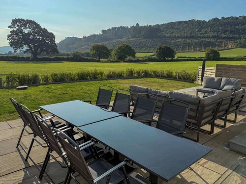 A Spacious Countryside Retreat for up to 16 Guests
