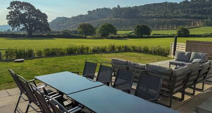 A Spacious Countryside Retreat for up to 16 Guests