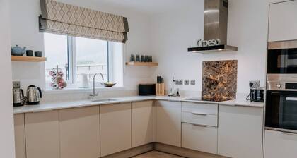 Charming Dual - Cottage – A Private Modern Retreat