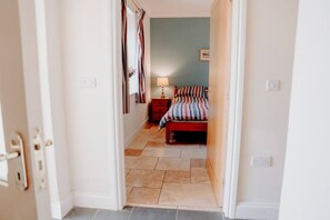 4 Schlafzimmer, Schreibtisch, Bügeleisen/Bügelbrett, Reisekinderbett