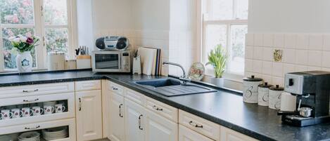 Frigorífic, microones, forn i placa de cuina