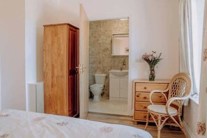 4 Schlafzimmer, Schreibtisch, Bügeleisen/Bügelbrett, Reisekinderbett