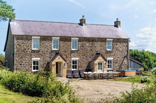 Rustic Rural Retreat with BBQ | Hot Tub| Play Room