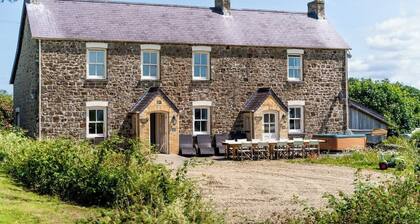 Rustic Rural Retreat with BBQ | Hot Tub| Play Room