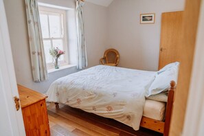 4 slaapkamers, een bureau, een strijkplank/strijkijzer, reisbedje