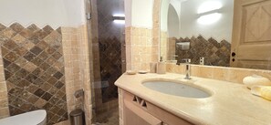 Douche, bidet, papier toilette
