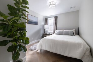 5 Schlafzimmer, Schreibtisch, Bügeleisen/Bügelbrett, WLAN