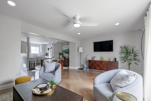 TV, fireplace