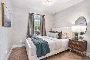 5 Schlafzimmer, Schreibtisch, Bügeleisen/Bügelbrett, WLAN