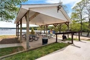 Outdoor dining - Rest at Badin Lake | Lakefront | Sleeps 10 (New London)