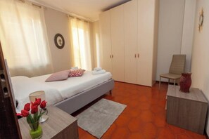 2 makuuhuonetta, silitysrauta/-lauta, ilmainen Wi-Fi, vuodevaatteet