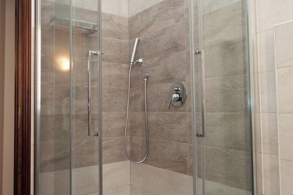 Shower, hair dryer, bidet, towels