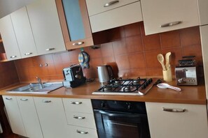 Kylskåp, mikrovågsugn, ugn och spishäll