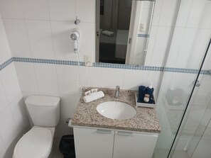 Basic Apartment | Bathroom - Aptos em prédio com piscina a 300 m da Praia dos Ingleses-ROHs (Florianópolis)