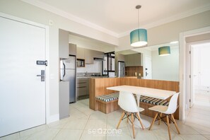 Basic Apartment | Dining - Aptos em prédio com piscina a 300 m da Praia dos Ingleses-ROHs (Florianópolis)