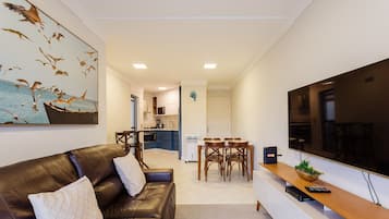 Basic Apartment | Living area