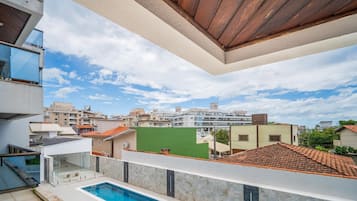 Apartamento básico | Piscina | Una piscina al aire libre