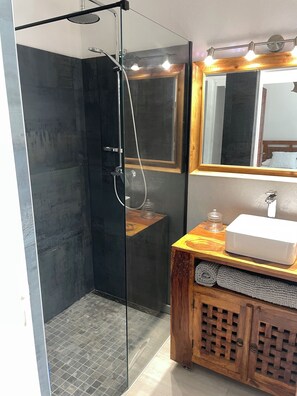Dusche, Haartrockner, Handtücher, Toilettenpapier
